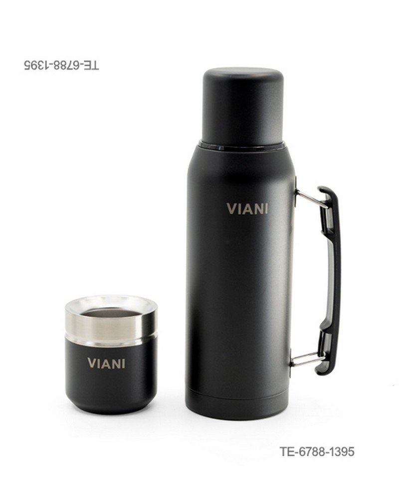 Set de termo metálico con asa lateral, la inscripción "VIANI" y mate a juego con borde de acero y la misma inscripción TE6788
