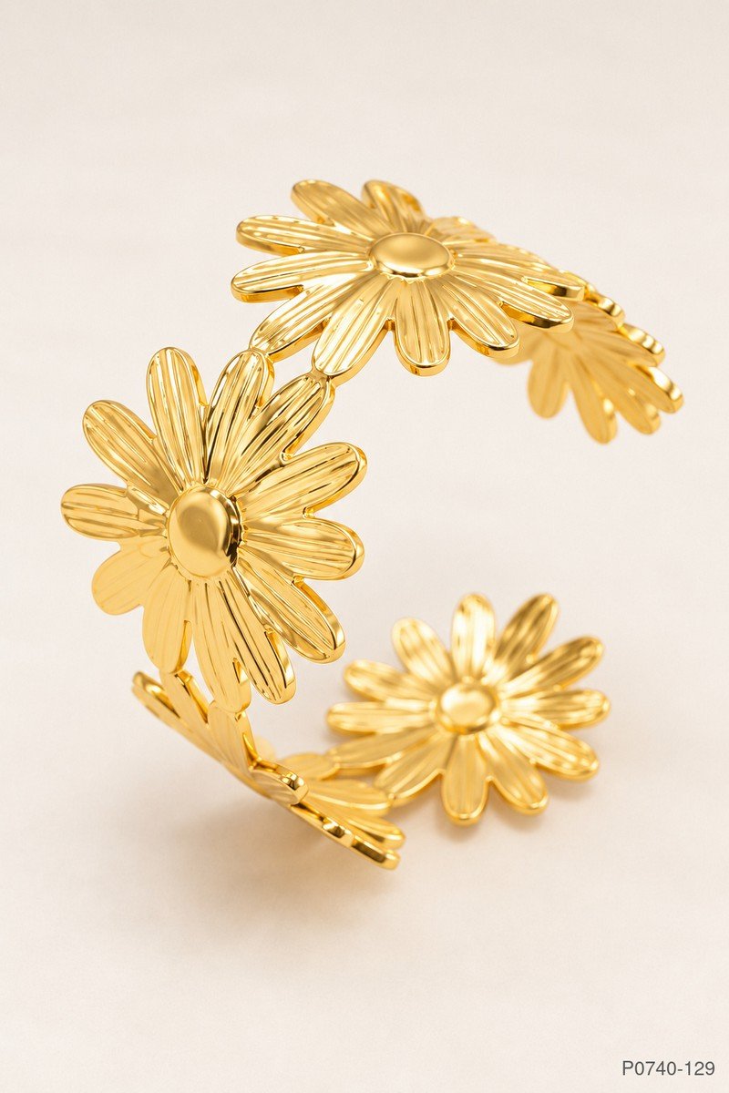 Pulsera rígida abierta con diseño de margaritas y acabado dorado brillante P0740