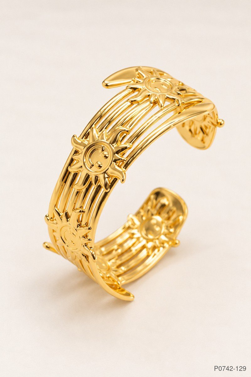 Pulsera rígida abierta con diseño multi-línea de soles sonrientes y acabado dorado brillante P0742