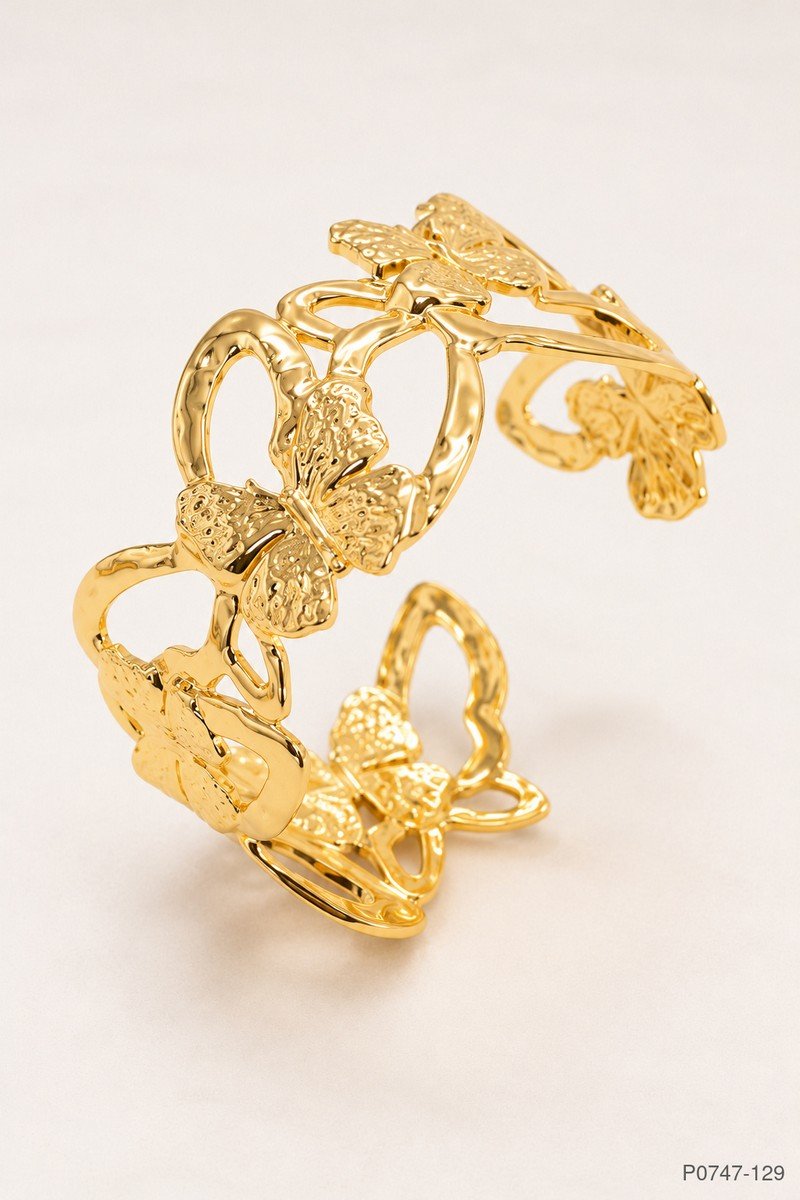 Pulsera rígida abierta con diseño texturizado de mariposas caladas y acabado dorado brillante P0747