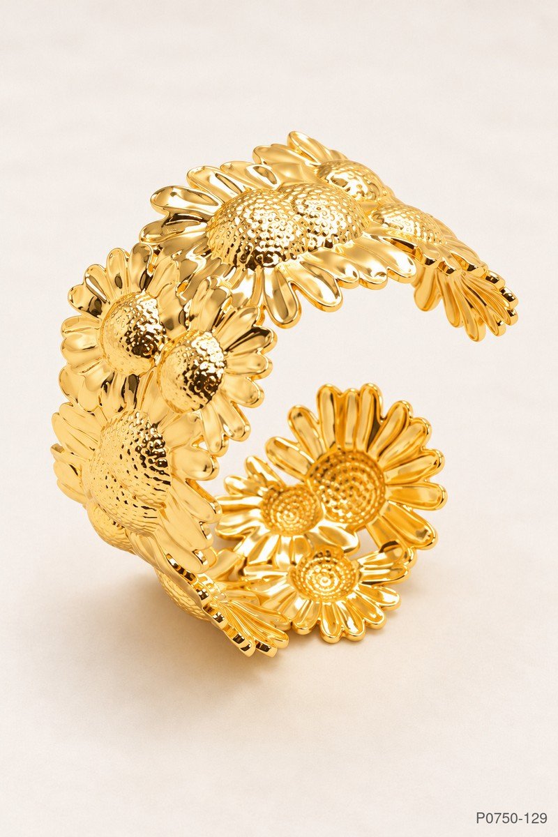 Pulsera rígida abierta con diseño texturizado de girasoles superpuestos y acabado dorado brillante P0750