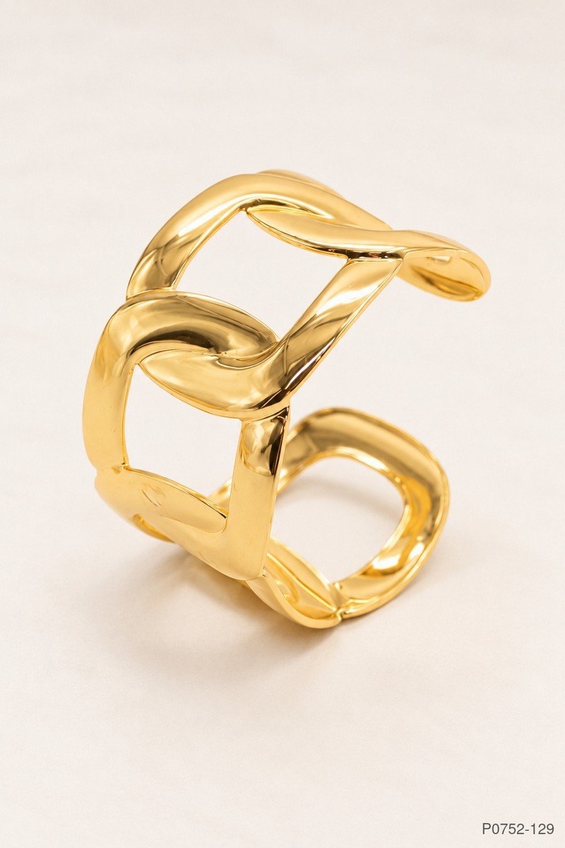 Pulsera rígida abierta con diseño geométrico de eslabones entrelazados y acabado dorado brillante P0752