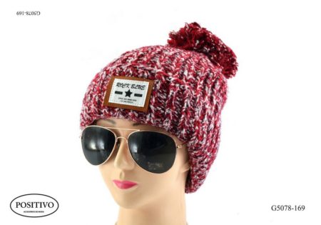 Gorro tejido jaspeado con pompón forrado con piel