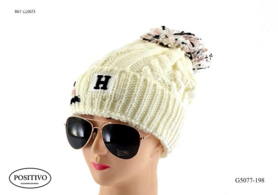 Gorro tejido con pompón con guarda trenzada de ochos y pompón